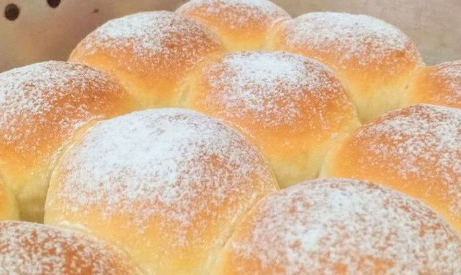 Roti sobek kukus tanpa telur ini empuk banget dan lumer di mulut!