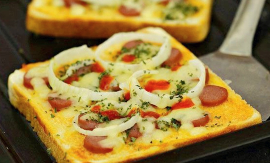 Pizza roti tawar tanpa oven ini praktis, lezat, dan cocok jadi camilan atau bekal.