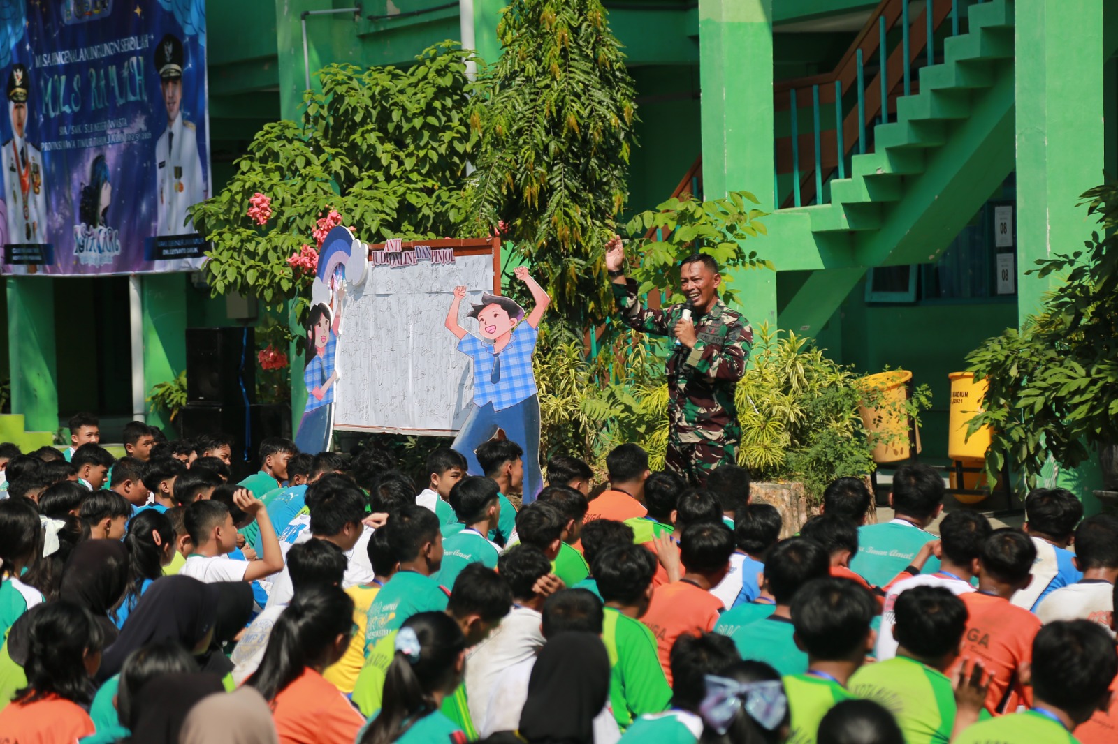 Momen hari pertama masuk sekolah ketika para siswa SD-SMP dan SMA/SMK di Kota Madiun mengikuti kegiatan MPLS, kemarin (14/7). BAGAS BIMANTARA/RADAR MADIUN