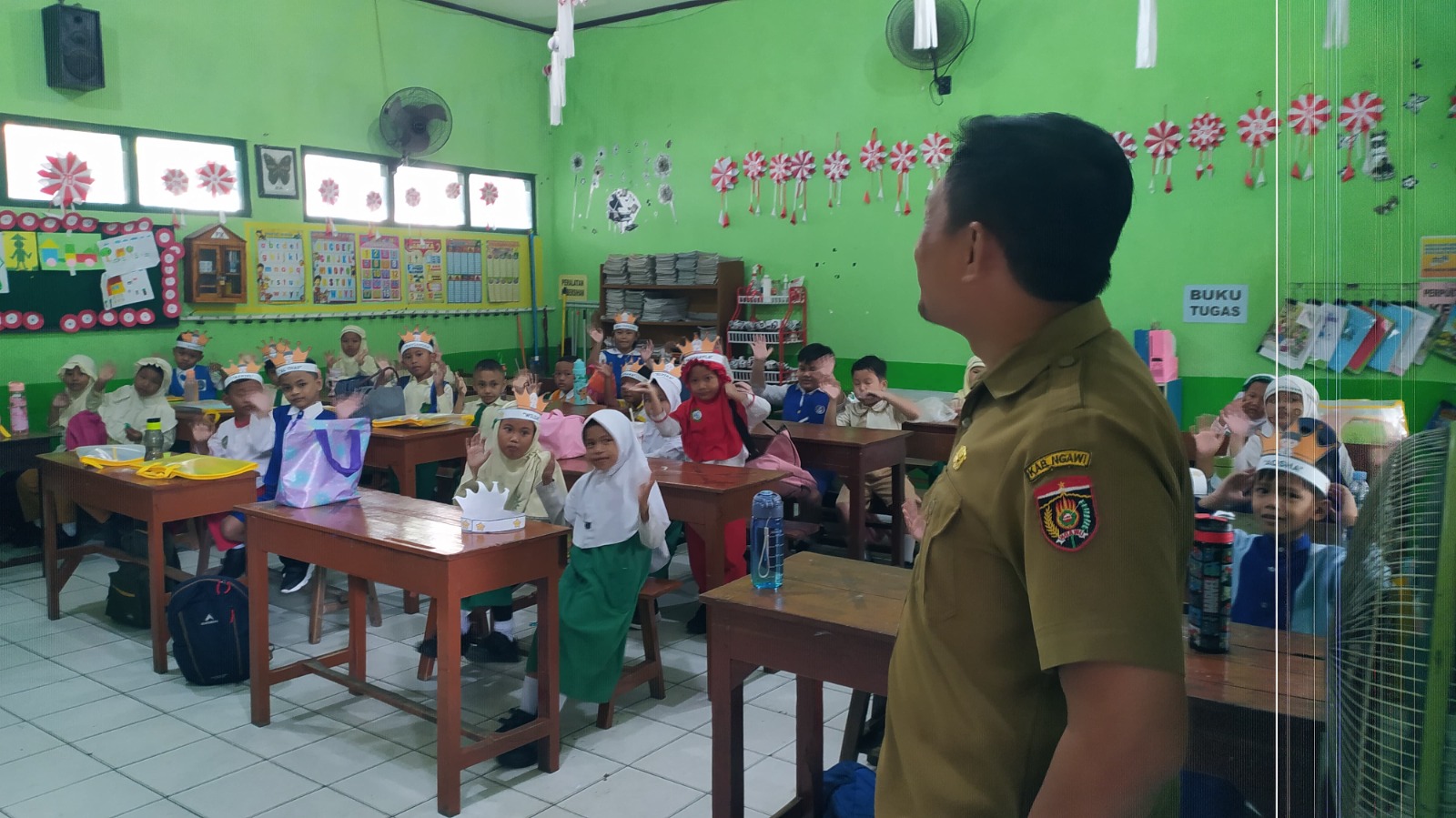 Petugas Dikbud meninjau pelaksanaan MPLS di salah satu SD di Ngawi, kemarin (14/7). FOTO: ASEP SYAEFUL/RADAR NGAWI