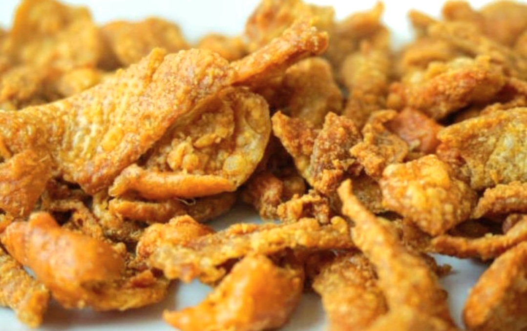 Cuma pakai 3 bahan, kamu bisa bikin keripik kulit ayam renyah dan gurih!
