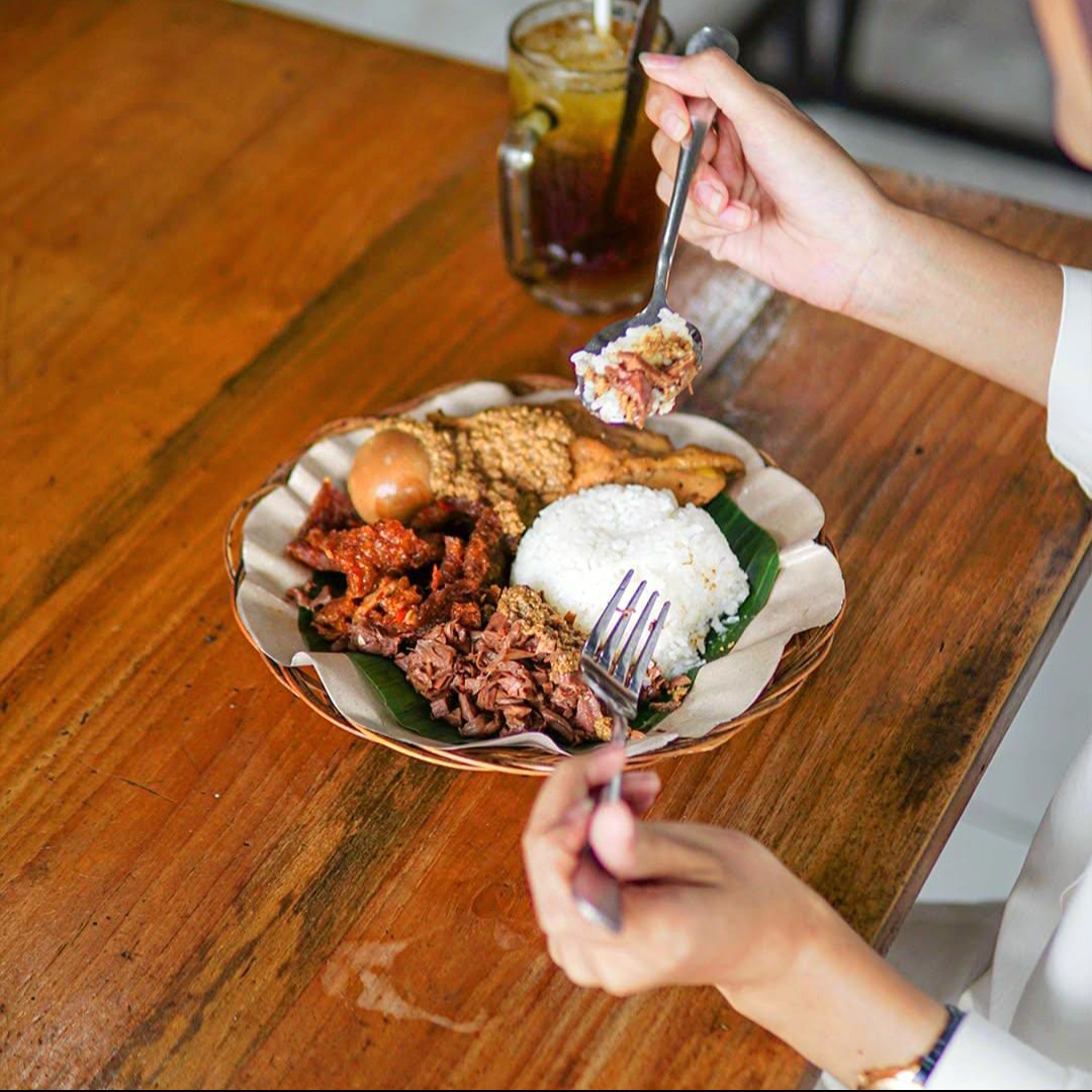 Gudeg Jogja dengan sajian ayam kampung, telur pindang, tahu-tempe bacem, dan krecek super pedas.