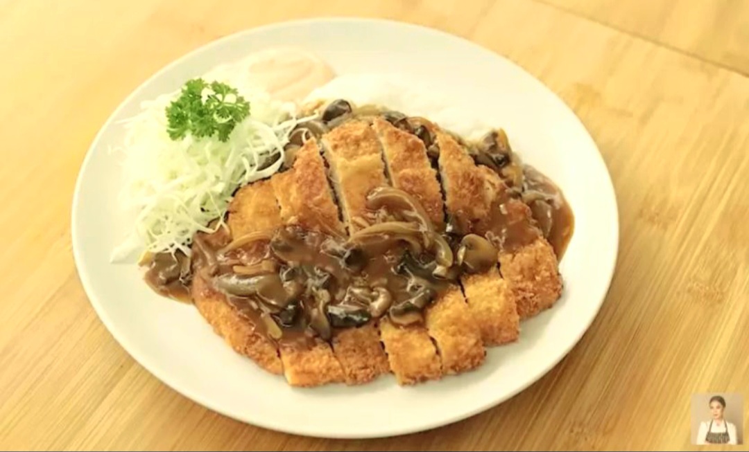 Chicken katsu Korea ala Devina Hermawan ini cocok untuk keluarga, gurih saus jamurnya bikin anak-anak nambah terus.