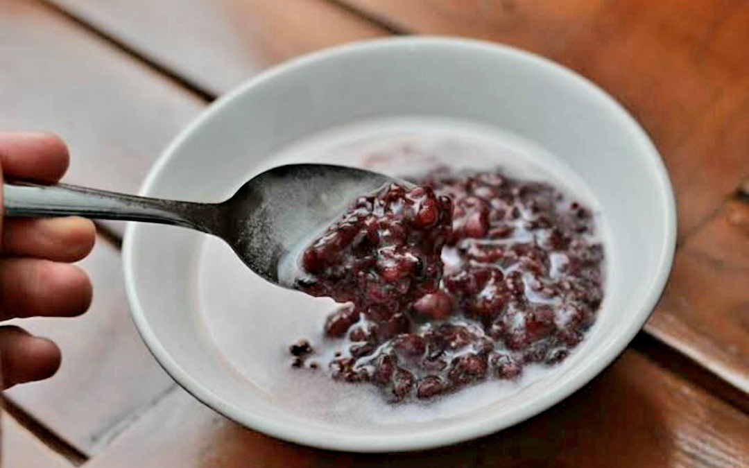 Bubur ketan hitam lembut dan gurih ini cocok jadi sarapan sehat atau takjil.