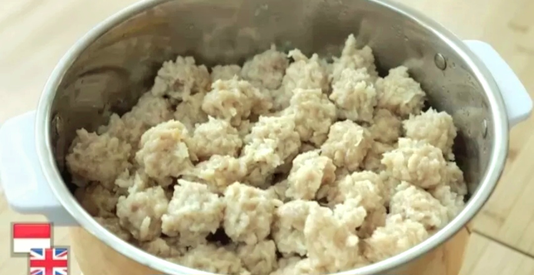 Pentol ayam kriwil ala Devina Hermawan ini cocok jadi camilan keluarga.