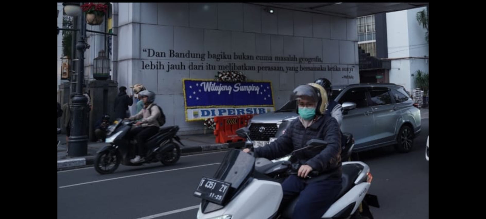 Persib Bandung umumkan pemain baru menggunakan karangan bunga di Jalan Asia-Afrika.