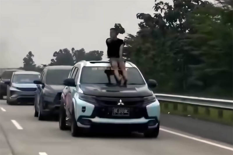 BERBAHAYA : Joget viral &lsquo;Aura Farming&rsquo; Pacu Jalur di atas mobil Pajero Sport yang sedang melaju di jalan tol.