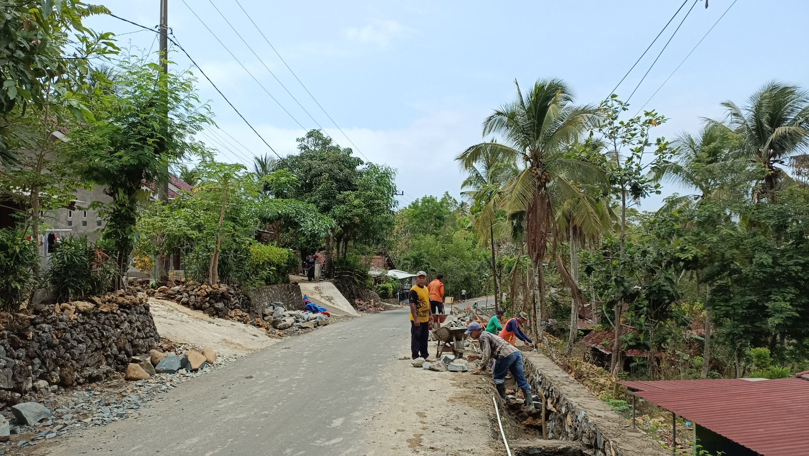 Pemkab Pacitan berencana mengusulkan perbaikan 10 proyek IJD ke Kementerian PU. Salah satunya, pemeliharaan berkala Jalan Sendang&ndash;Pantai Klayar. FOTO: NUR CAHYONO/ RADAR PACITAN