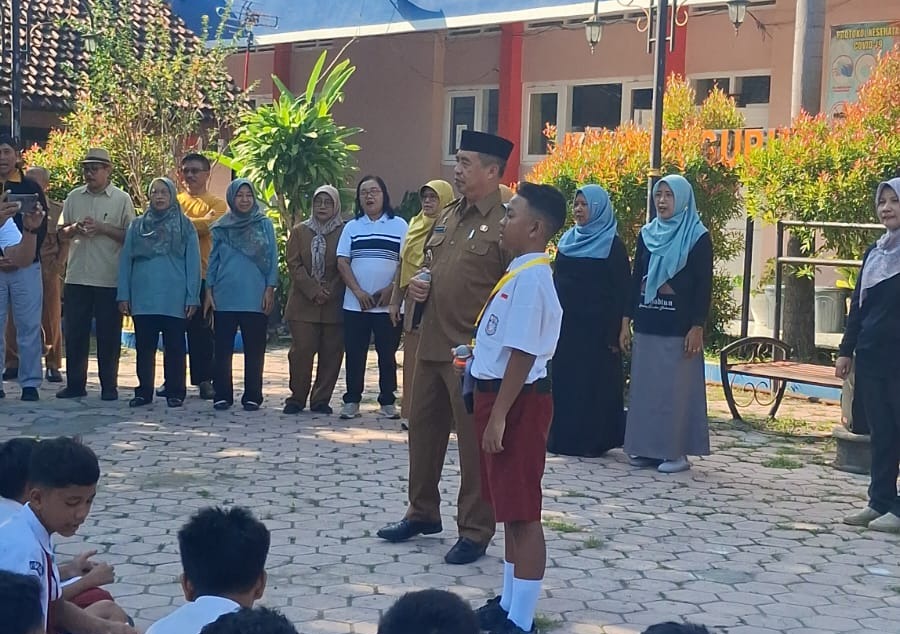Bupati Madiun mengajak siswa membacakan Pancasila dan menyanyikan lagu nasional saat kunjungan pelaksanaan MPLS di sekolah, kemarin (15/7). PROKOPIM KABUPATEN MADIUN FOR RADAR CARUBAN