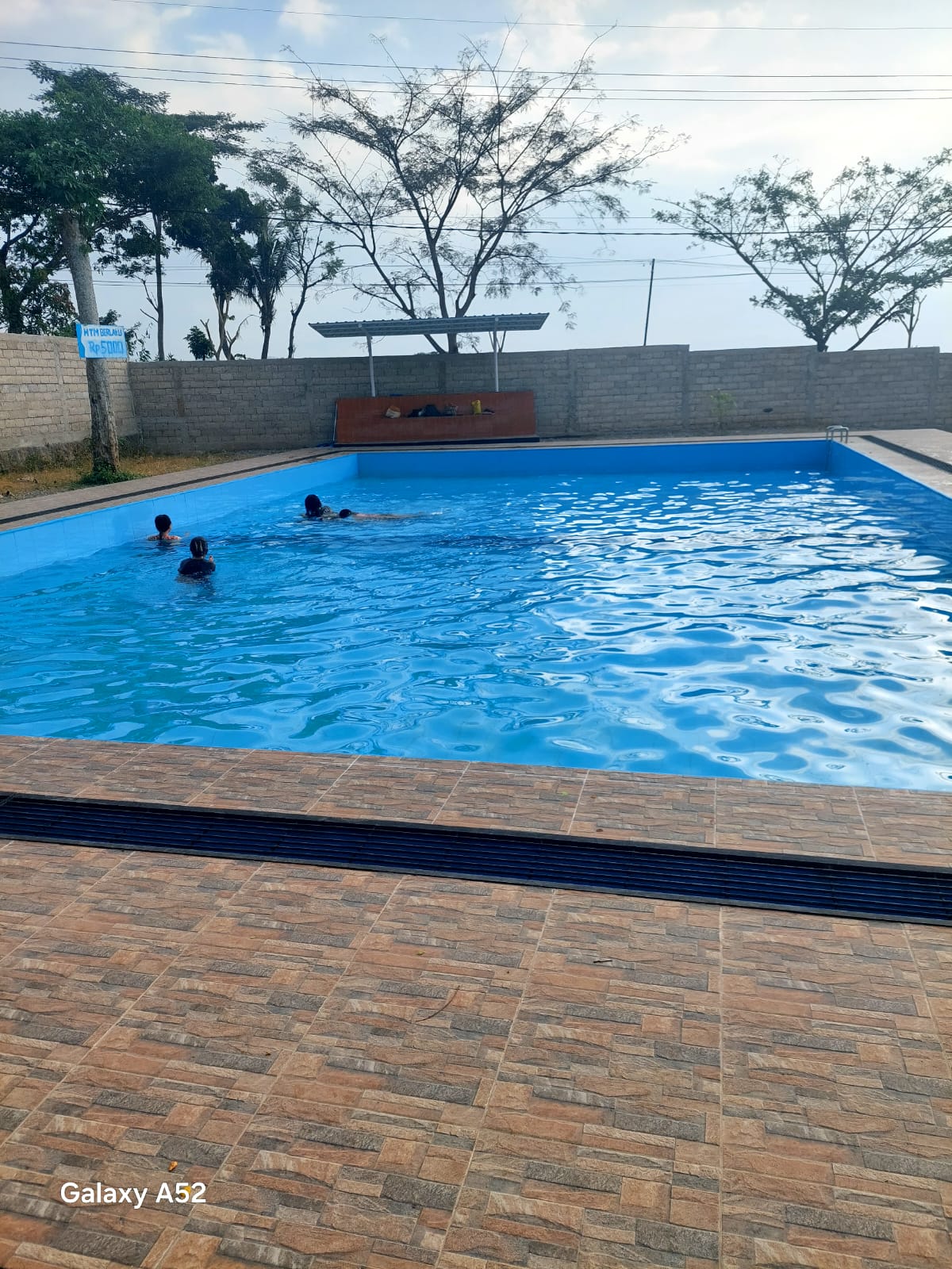Rest area di Sine Ngawi dilengkapi kolam renang dan taman bermain anak.