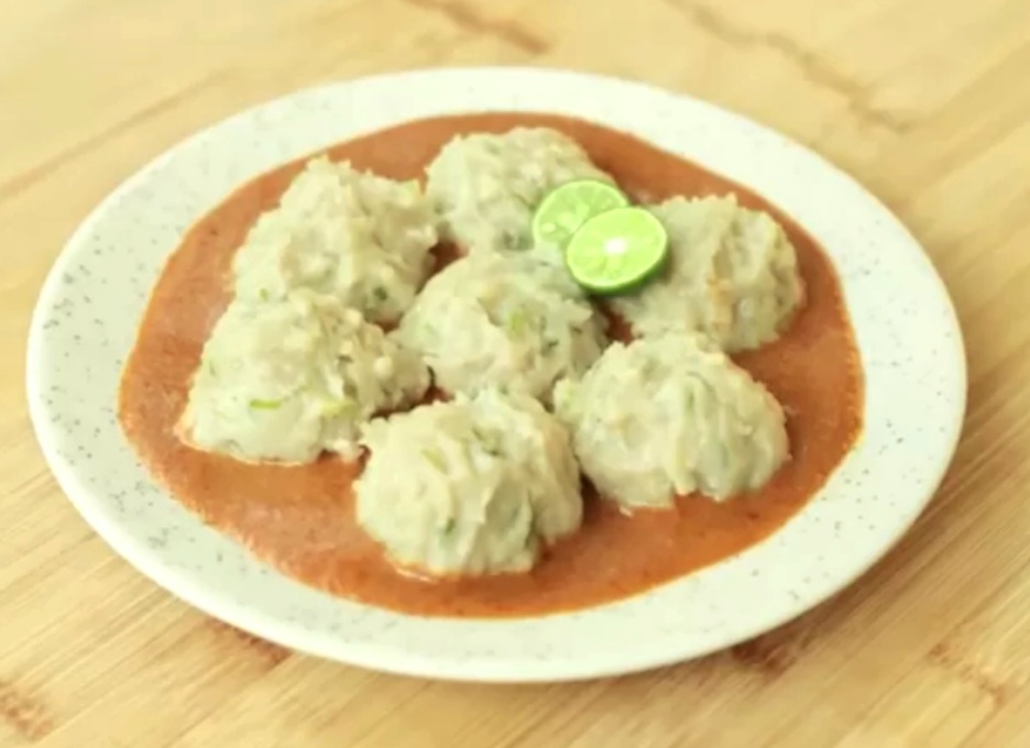Siomay Bandung ala Devina Hermawan pakai ikan tenggiri dan saus kacang gurih pedas.