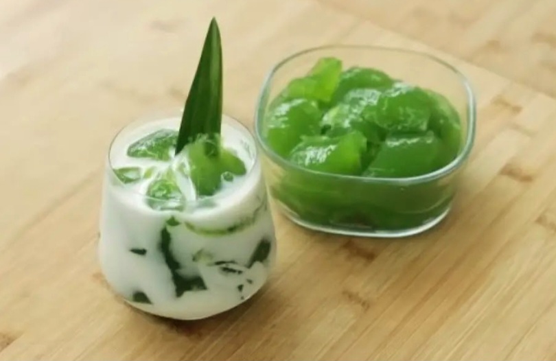 Es jeli hijau bayam ini segar, sehat, dan wangi pandan.