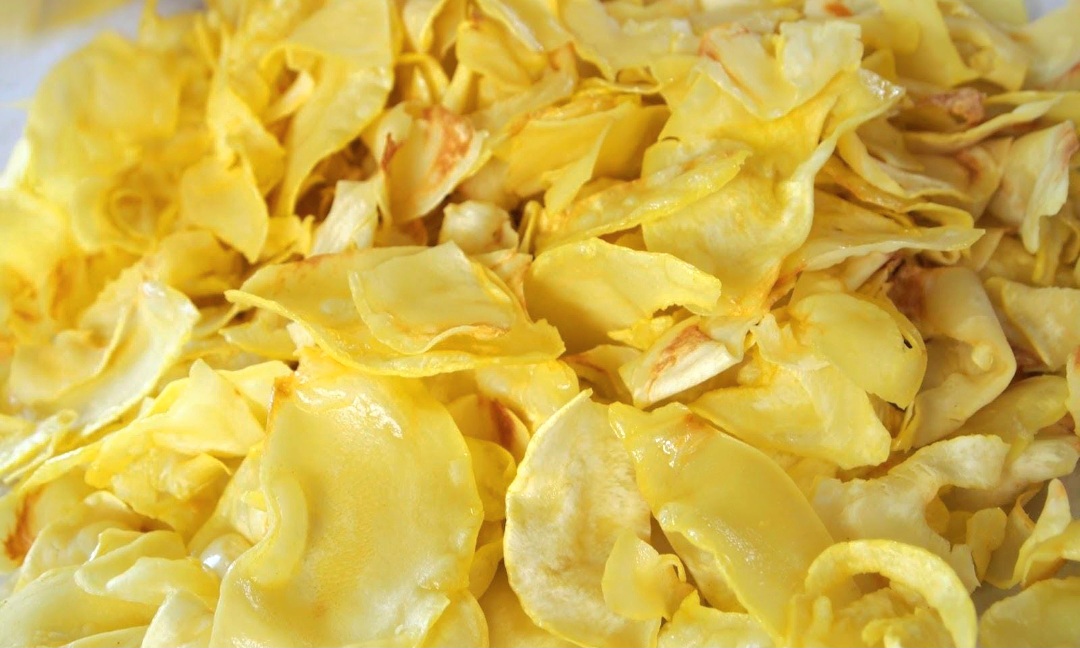 Keripik durian dari durian mentah ini renyah, gurih, dan tahan lama.