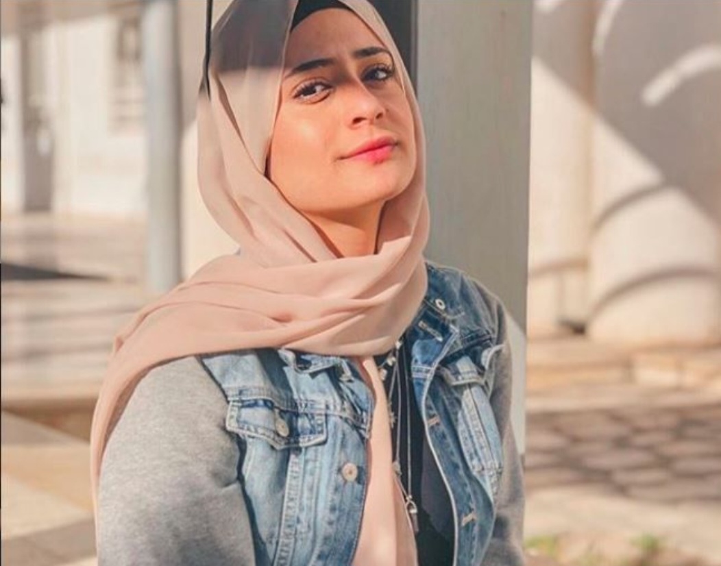 Ilustrasi gaya fashion perempuan Virgo yang simpel tapi menawan.