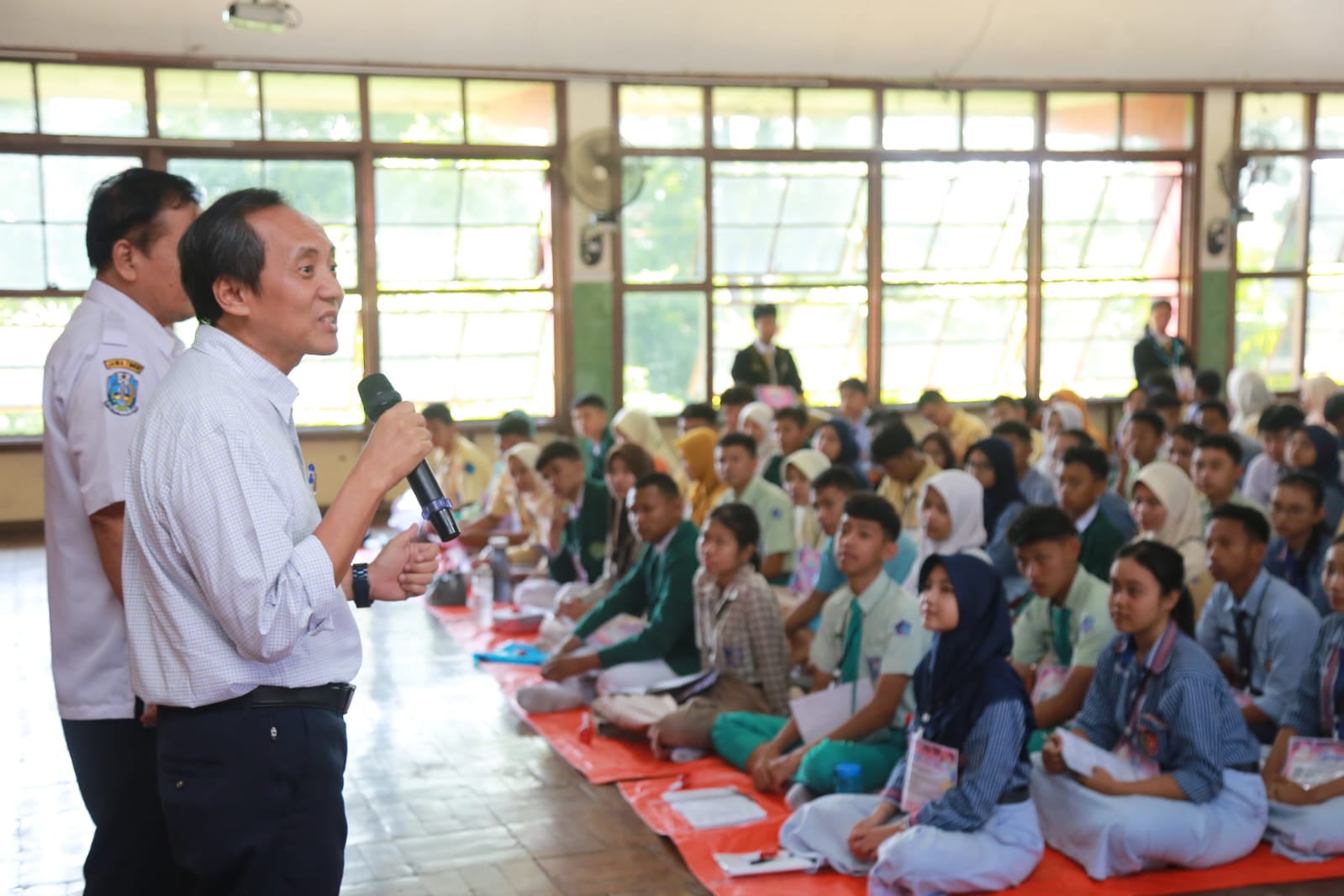 Prof Parji saat menyapa siswa baru dalam kunjungan MPLS di SMAN 1 dan SMKN 2 Madiun sebagai Anggota Dewan Pendidikan Jatim. BAGAS BIMANTARA/RADAR MADIUN