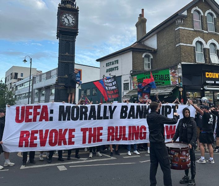 Suporter Crystal Palace menggelar demo di jalanan London.