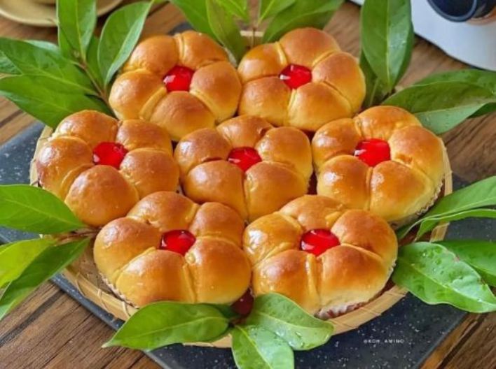 Ilustrasi flower bread strawberry.