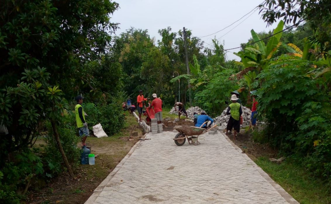 PAVINGISASI: Pemdes Karangsono, Kecamatan Kwadungan melaksanakan pavingisasi di Dusun Turi RT 05 RW 02.