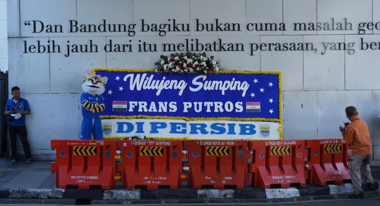 Frans Putros diumumkan sebagai pemain baru Persib Bandung melalui karangan bunga.