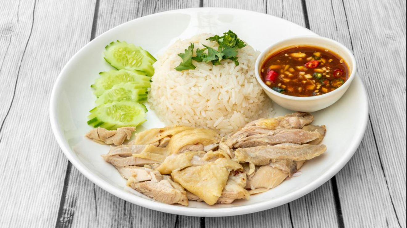 Mau makan ala resto bintang lima di rumah? Coba resep Ayam Hainan Singapura ini!