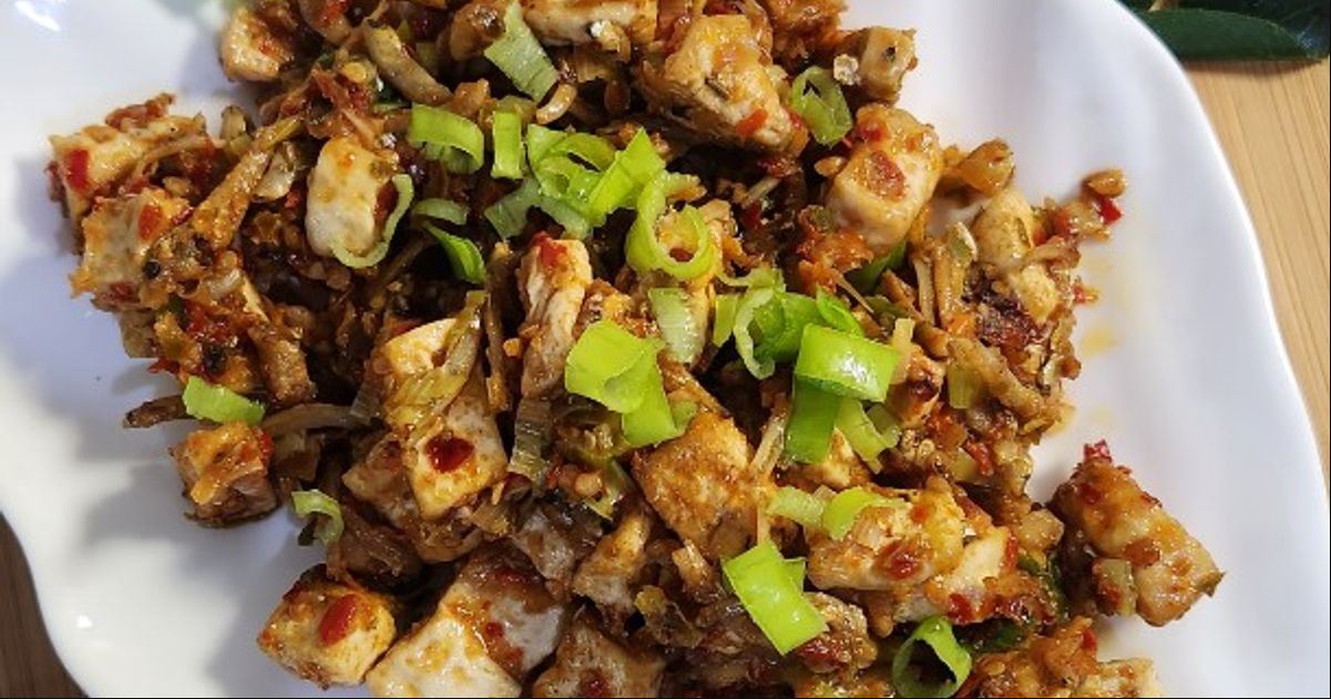 Kelihatannya sederhana, tapi rasanya? Auto bikin nambah nasi! Yuk cobain tahu terinasi chili padi yang lagi viral ini!