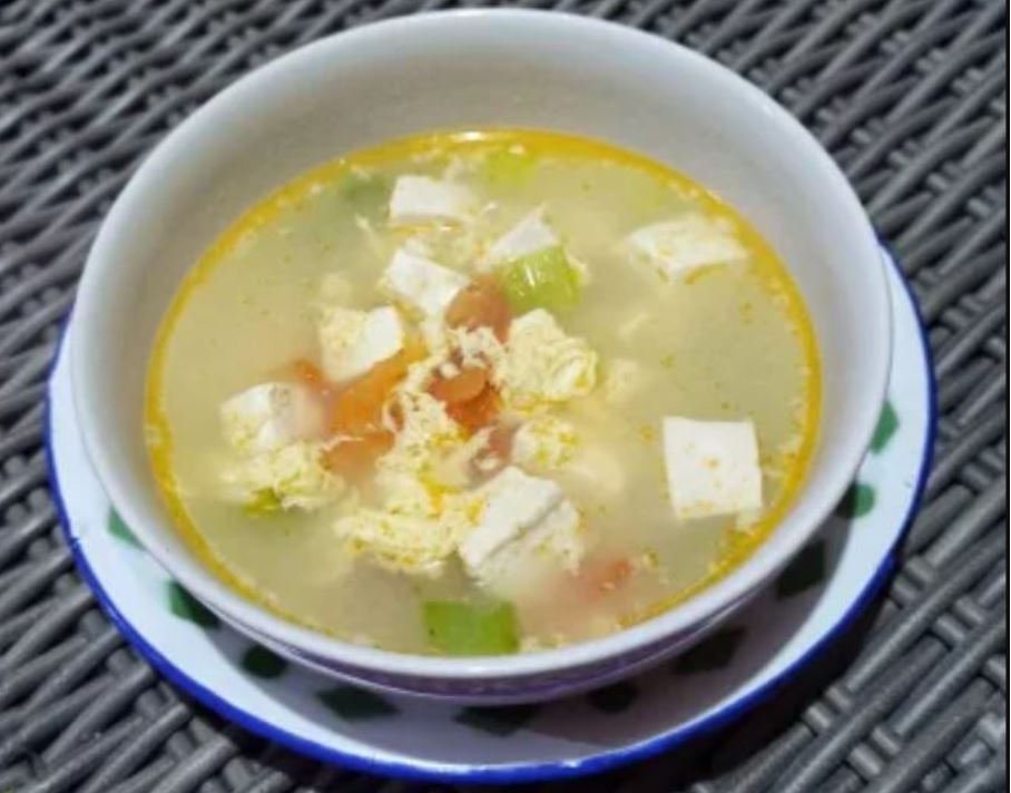 Musim hujan makin nikmat ditemani semangkuk sup tahu telur yang gurih dan hangat. Gampang bikinnya, bikin keluarga makin betah di rumah!