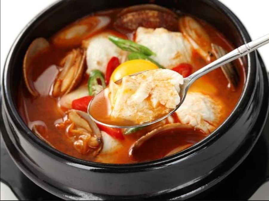 Kangen makanan Korea yang pedas dan menghangatkan? Coba deh sup tahu telur ala Korea ini!