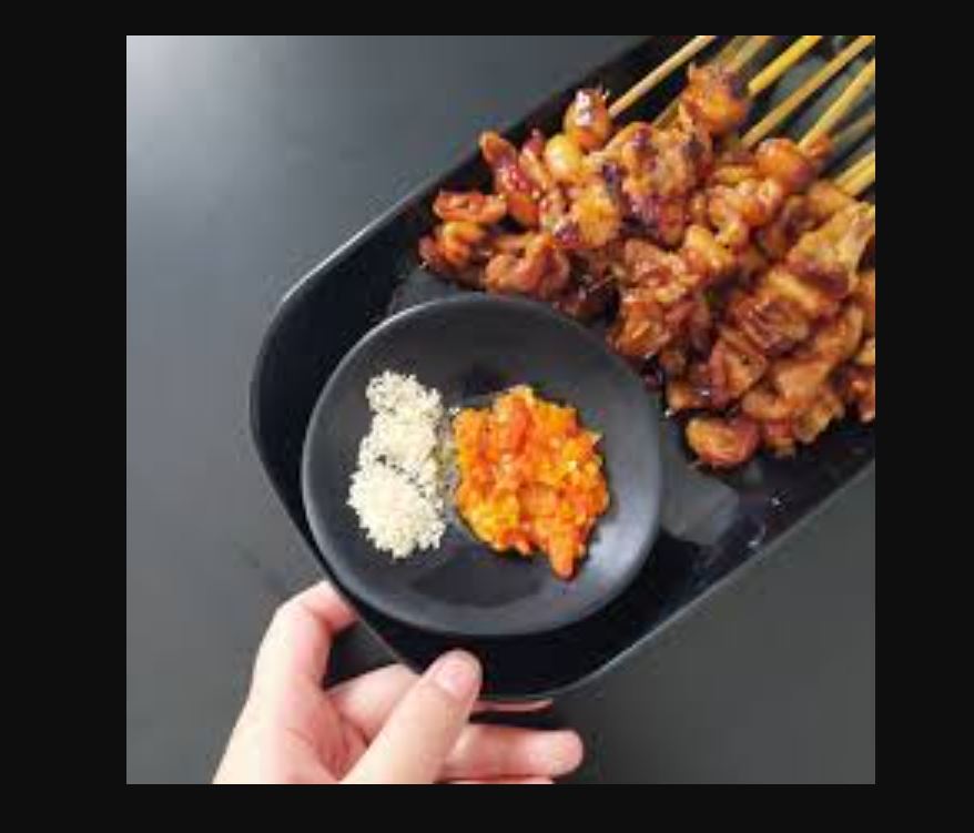 Kulit ayam dibakar, dipadu sambal taichan super pedas? Rasanya gila sih! Cobain resep sate taichan kulit yang lagi viral ini