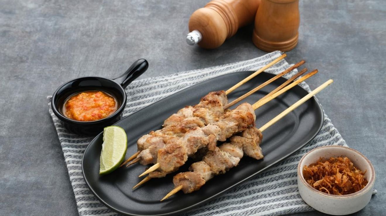 Nggak punya arang? Tenang, cukup pakai teflon aja kamu udah bisa bikin sate taichan yang juicy dan pedasnya nendang!