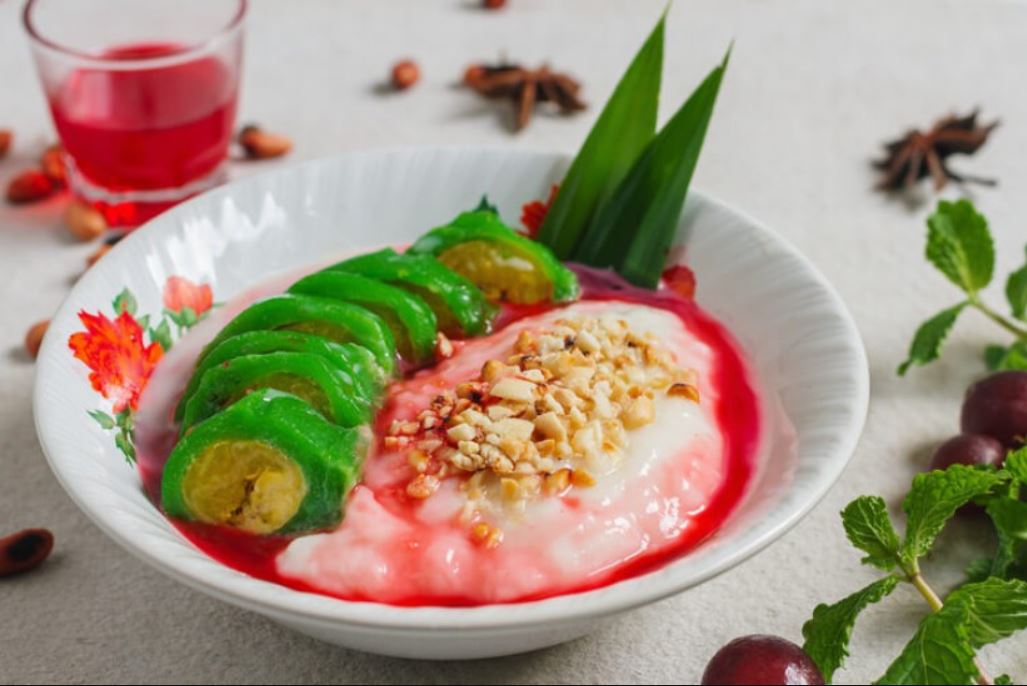 Lembutnya kulit, harumnya pandan, dan segarnya es bikin susah berhenti! Yuk cobain resep es pisang ijo yang gampang banget ini!