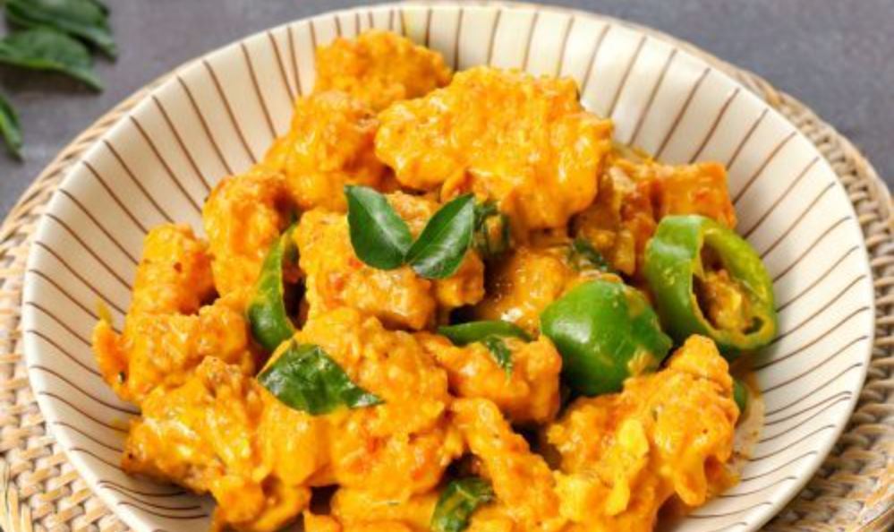 Lauk sekaligus camilan viral yang wajib dicoba! Ayam krispi disiram saus telur asin dan daun kari wangi, gurihnya juara banget!