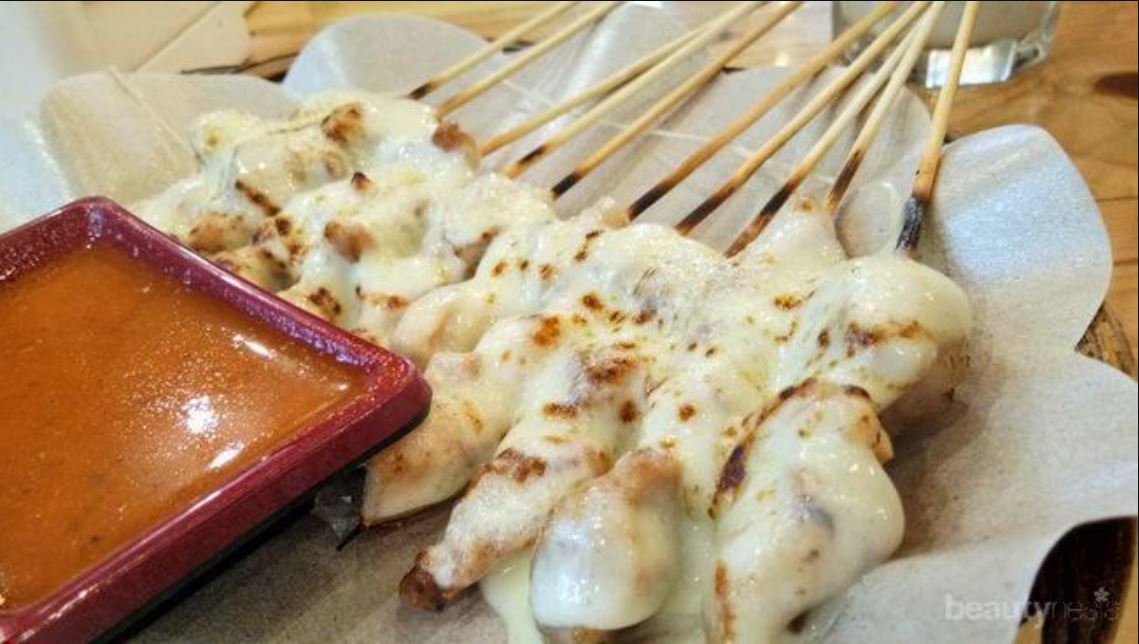 Pedas gurih disandingkan dengan mozzarella lumer yang bikin meleleh di mulut.