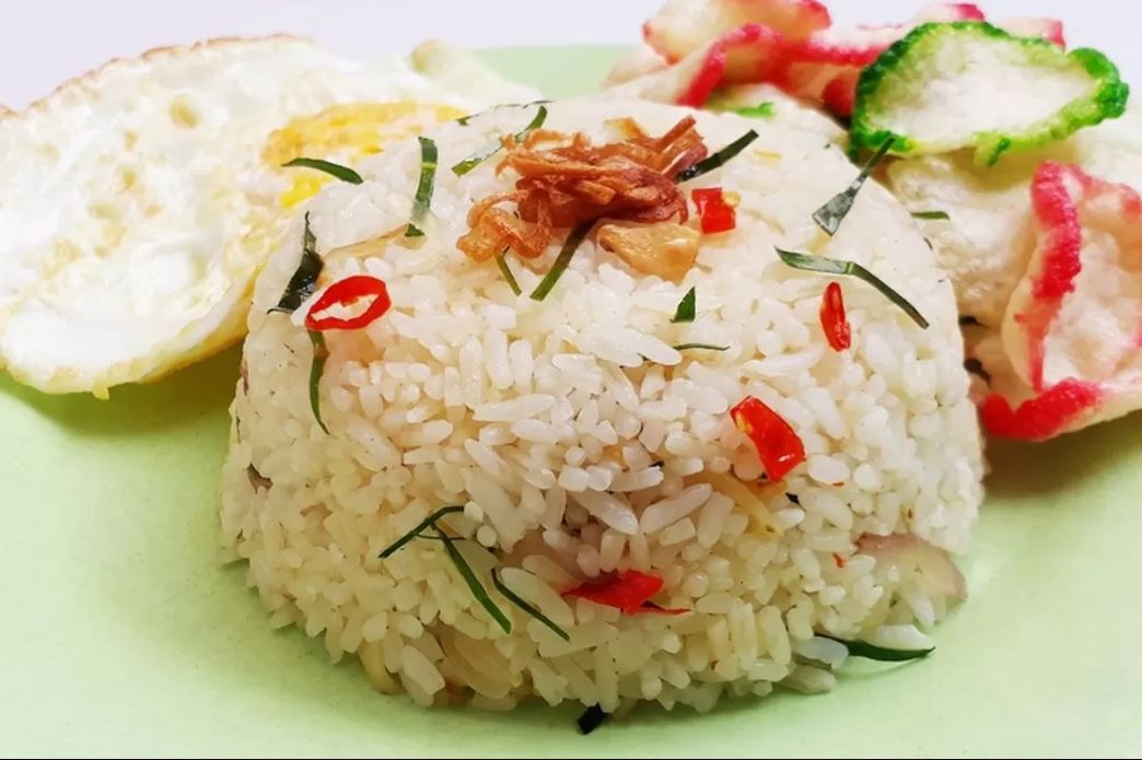 Aroma khas daun jeruk bikin nasi ini makin spesial! Gurih, wangi, dan cocok banget disandingkan sama lauk goreng & sambal!