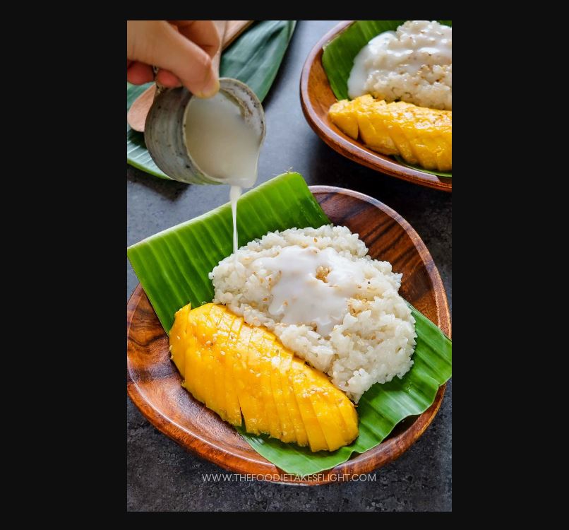 Perpaduan mangga manis, ketan lembut, dan saus santan creamy bikin dessert khas Thailand ini selalu sukses bikin ngiler!