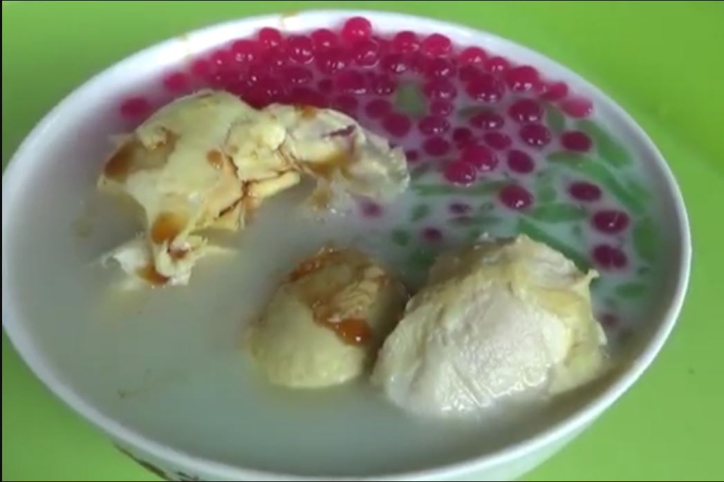 Es dawet biasa udah enak, apalagi ditambah durian! Sensasi legit, creamy, dan gurih ini bikin kamu lupa sama mantan yang suka PHP.