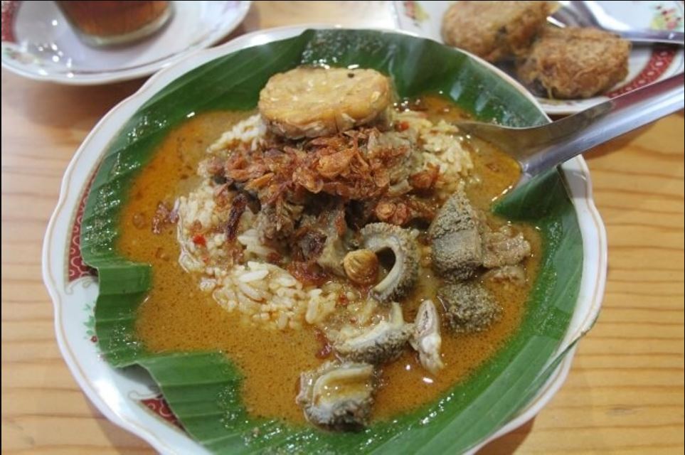 Nikmati kelezatan Nasi Gandul khas Pati, kuliner Jawa Tengah dengan kuah santan gurih dan daging empuk.