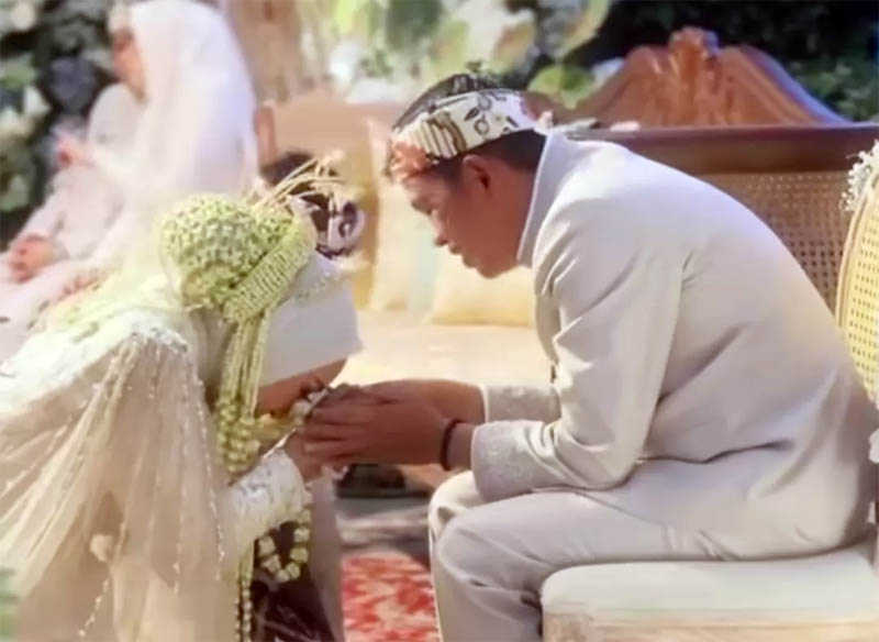 Momen saat Putri Karlina melakukan sungkeman dengan mertuanya, Gubernur Jawa Barat Dedi Mulyadi.