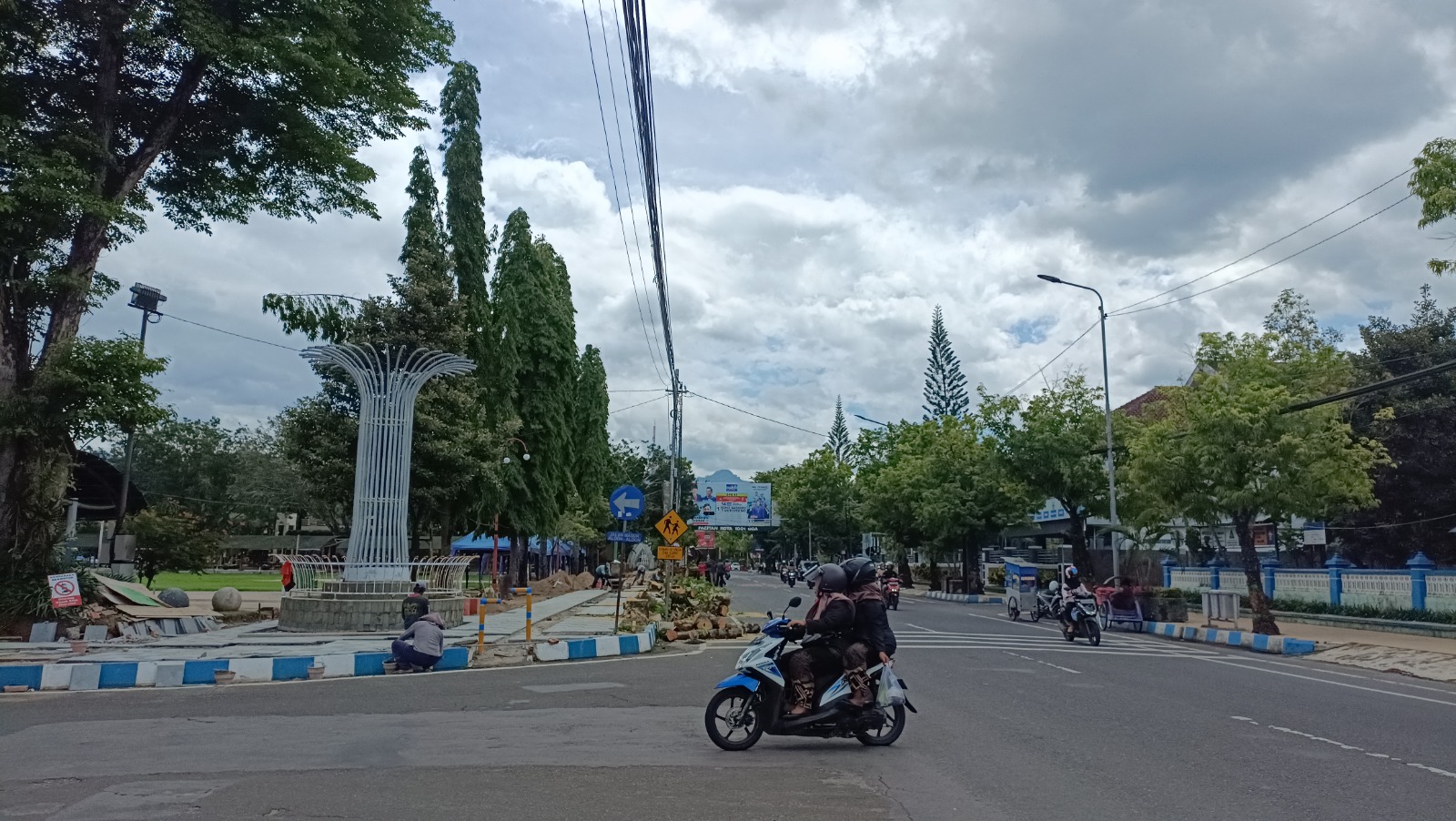 Proyek pengerjaan trotoar Alun-Alun Pacitan menjadi salah satu dari sedikit paket lelang tahun ini. FOTO: NUR CAHYONO/RADAR PACITAN