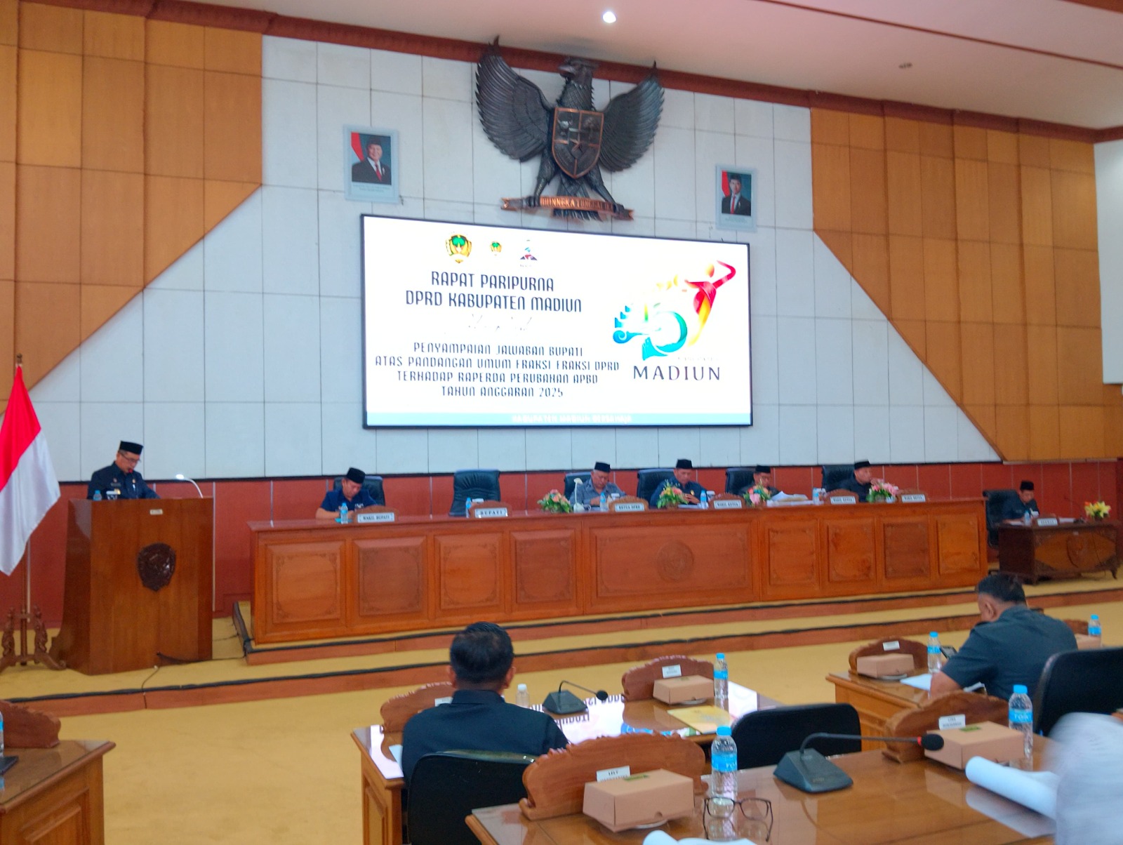 Bupati Madiun Hari Wuryanto menjawab pandangan umum fraksi DPRD soal perubahan APBD 2025 di gedung DPRD. LODITYA FERNANDEZ/RADAR CARUBAN