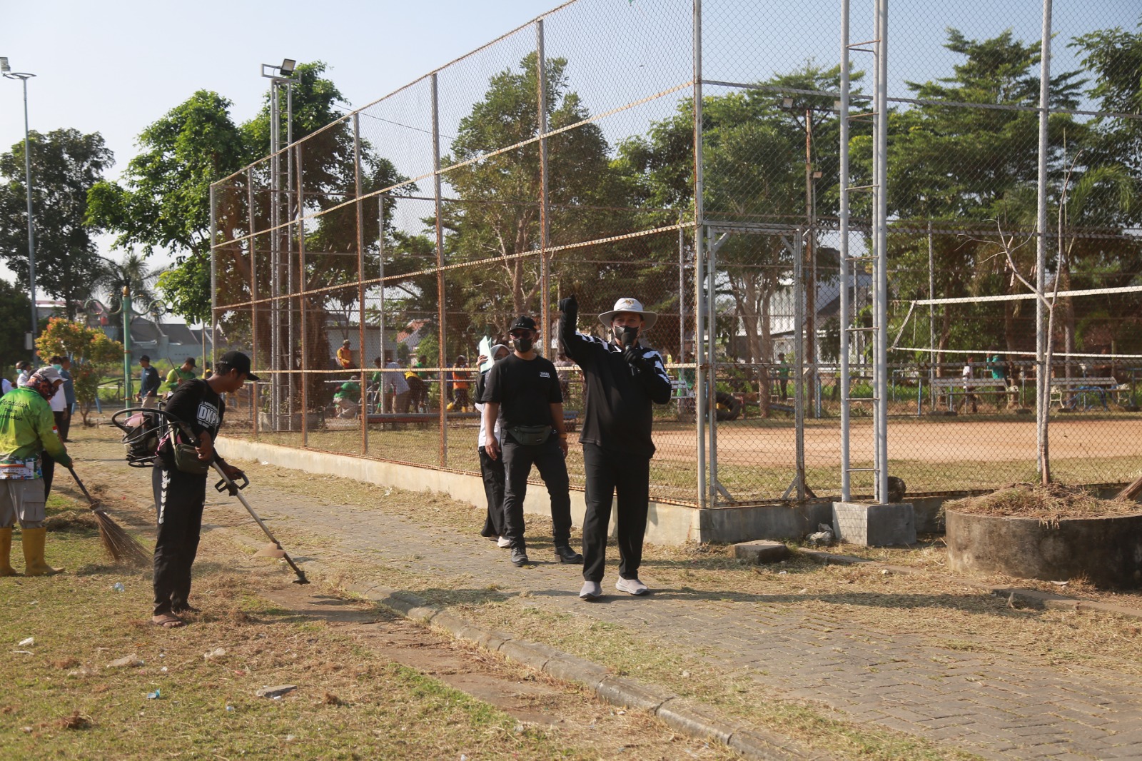 Wali Kota Maidi memantau lokasi dapur sehat MBG kelima di Jalan Ciliwung, yang akan melayani ribuan siswa di sekitar Taman. BAGAS BIMANTARA/RADAR MADIUN