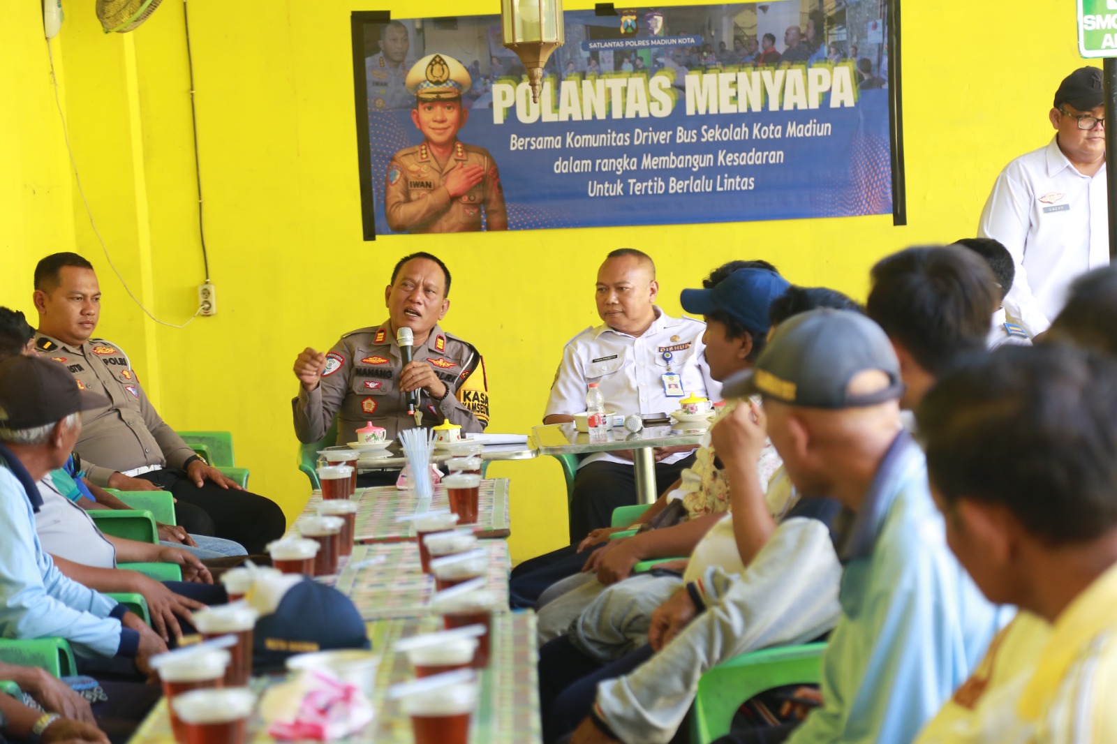 Satlantas Polres Madiun Kota menggelar pembinaan dan dialog bersama sopir bus sekolah dalam program Polantas Menyapa di Madiun. BAGAS BIMANTARA/RADAR MADIUN