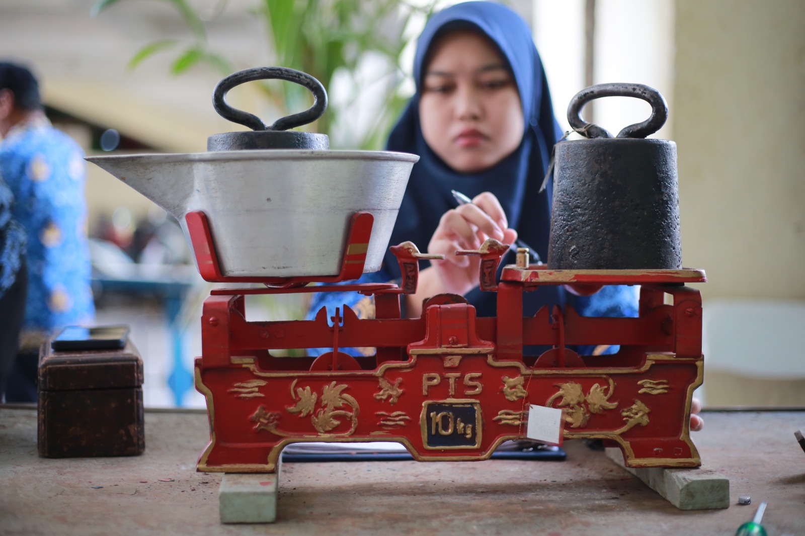 UPTD Metrologi Kota Madiun melakukan tera ulang terhadap timbangan yang ada di sejumlah pasar tradisional. FOTO: BAGAS BIMANTARA/RADAR MADIUN