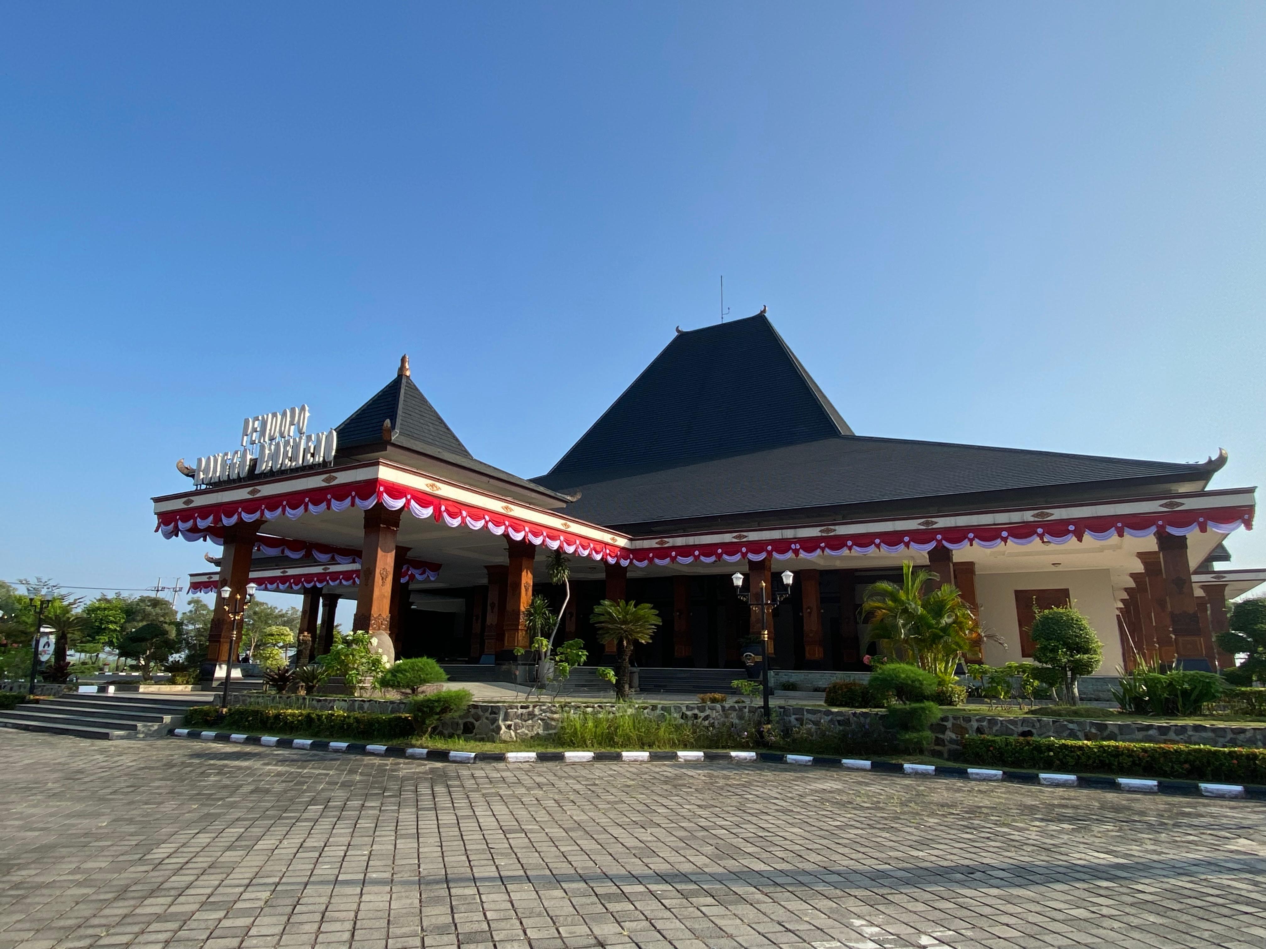 Caruban dengan bangunan Pendopo Ronggo Djoemono menjadi pusat pemerintahan yang baru untuk Pemkab Madiun.