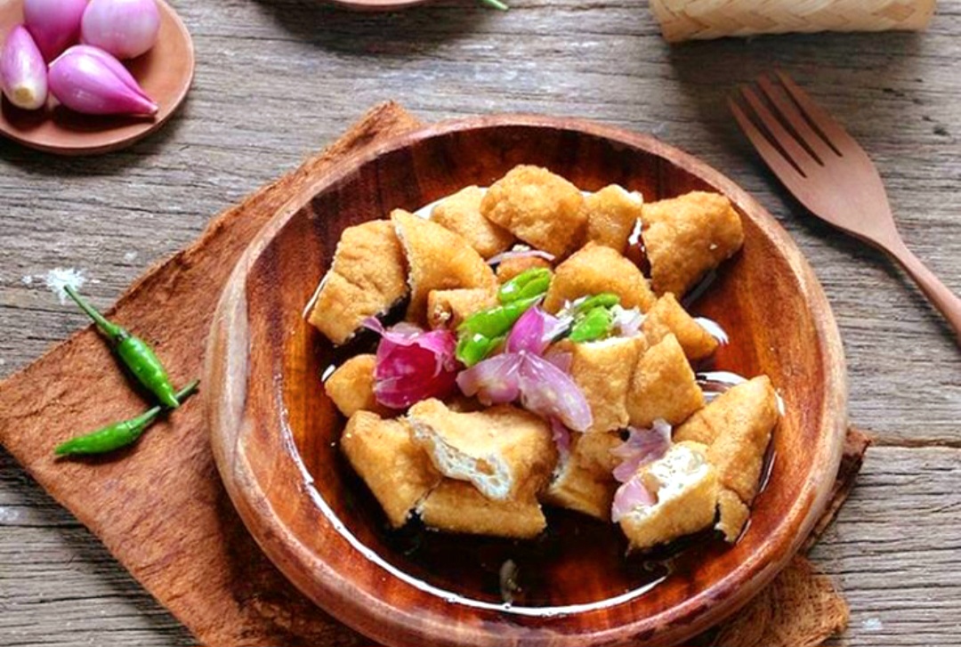 Camilan tahu gejrot khas Cirebon dengan kuah pedas-asam manis ini bisa dibuat sendiri di rumah.