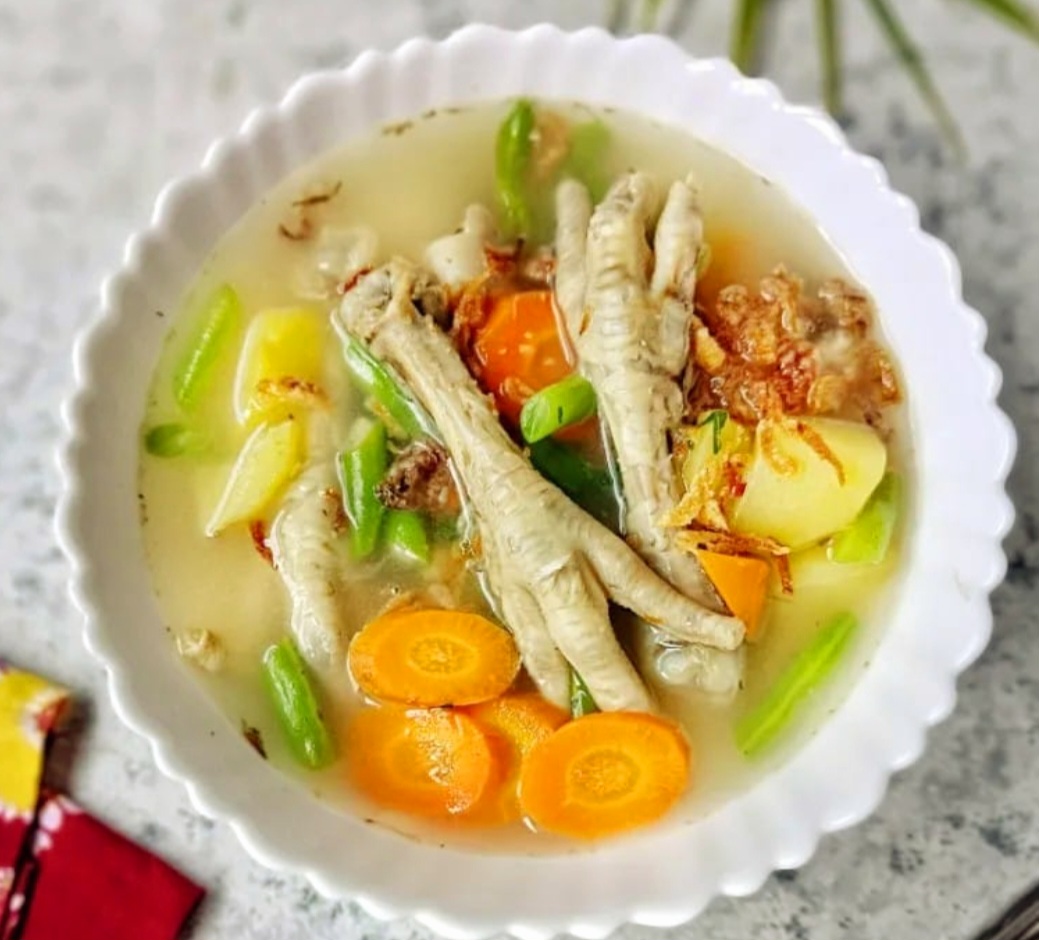 Sup ceker ayam empuk dan gurih, kaya kolagen dan rempah.