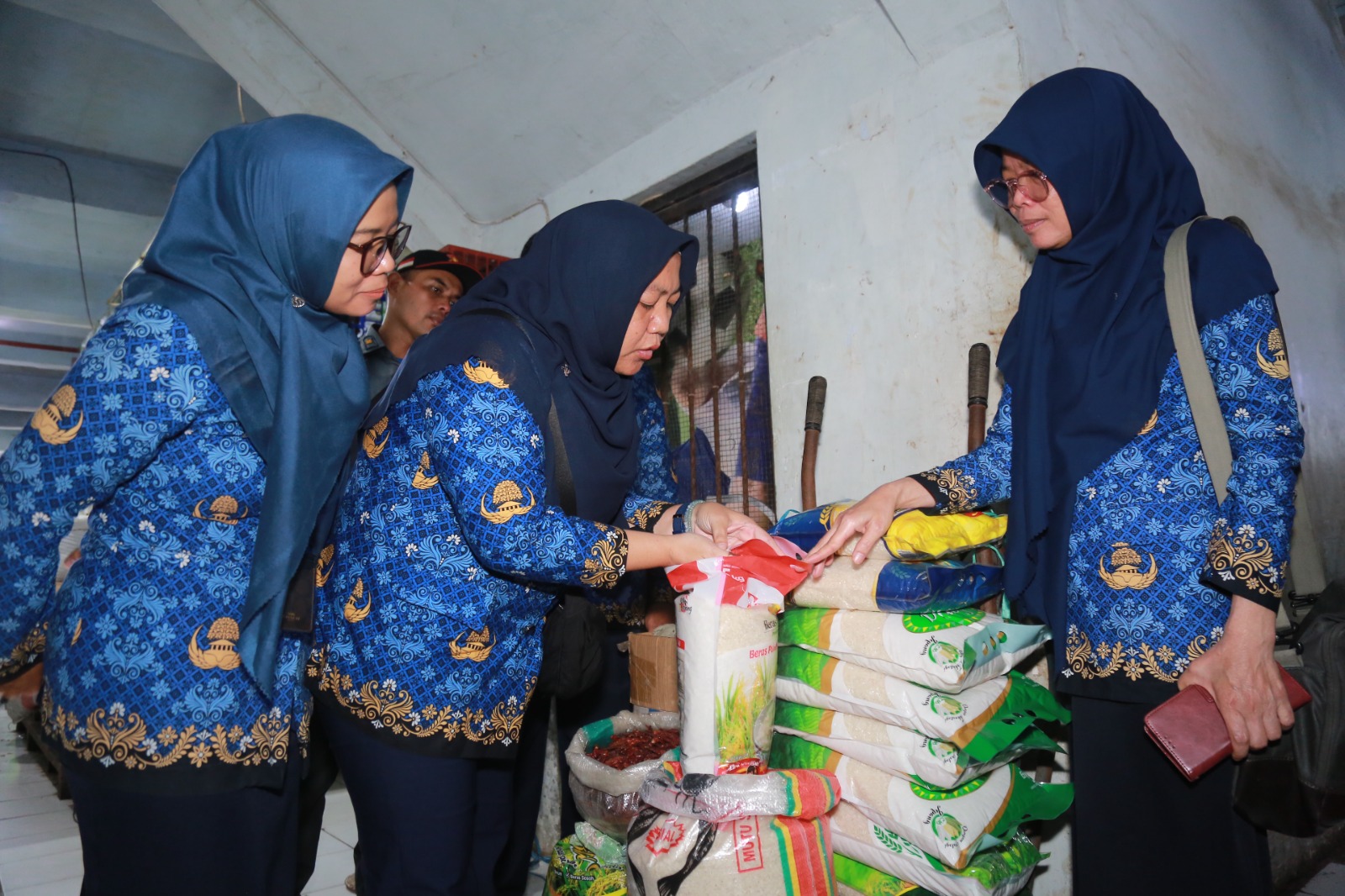 Tim Satgas Pangan melakukan pengecekan lapangan terkait isu peredaran beras premium oplosan di Pasar Besar Madiun, Kamis (17/7). FOTO: BAGAS BIMANTARA/RADAR MADIUN