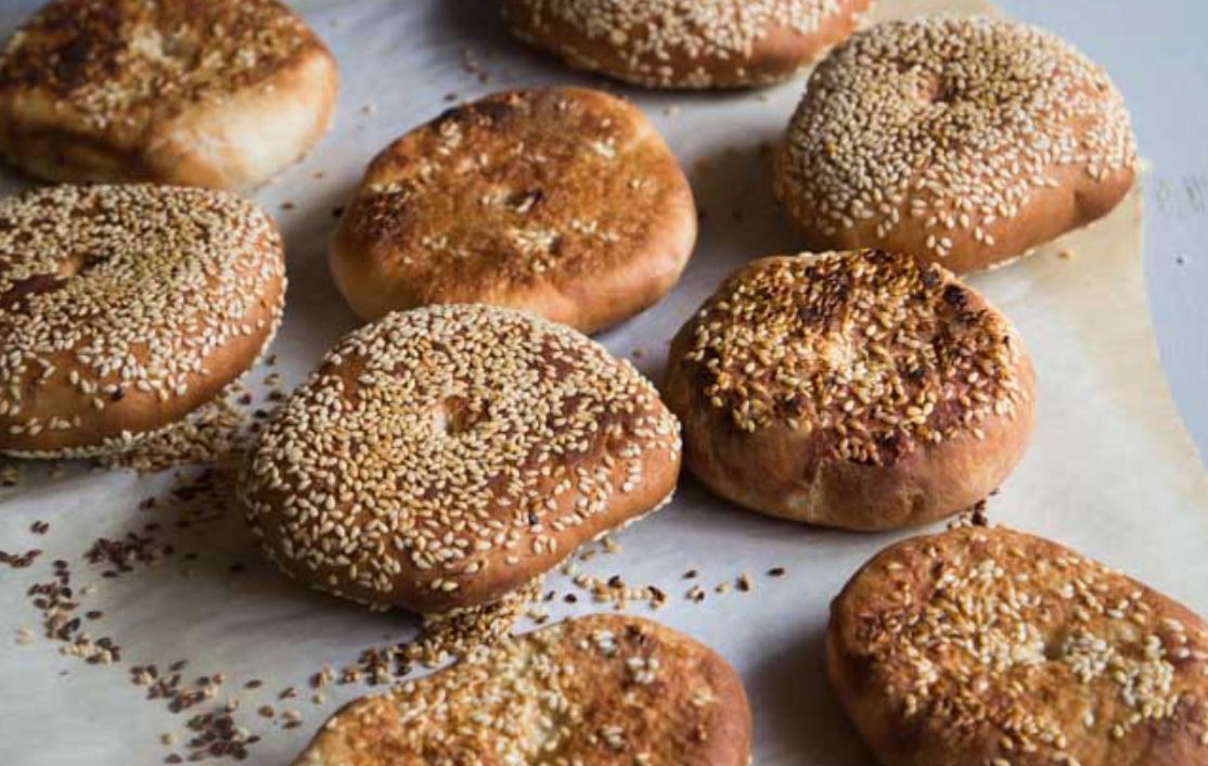 Guang bing atau kue kompyang, roti bersejarah asal China.