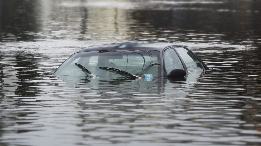 Ilustrasi mobil kena banjir.