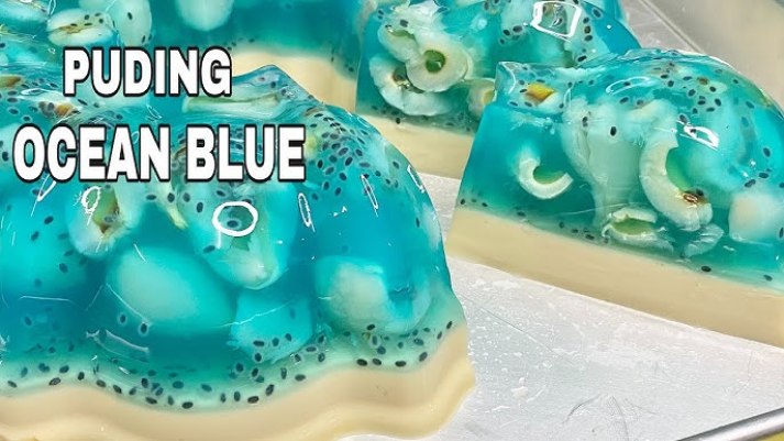 Ilustrasi puding blue ocean yang segar dan lezat,