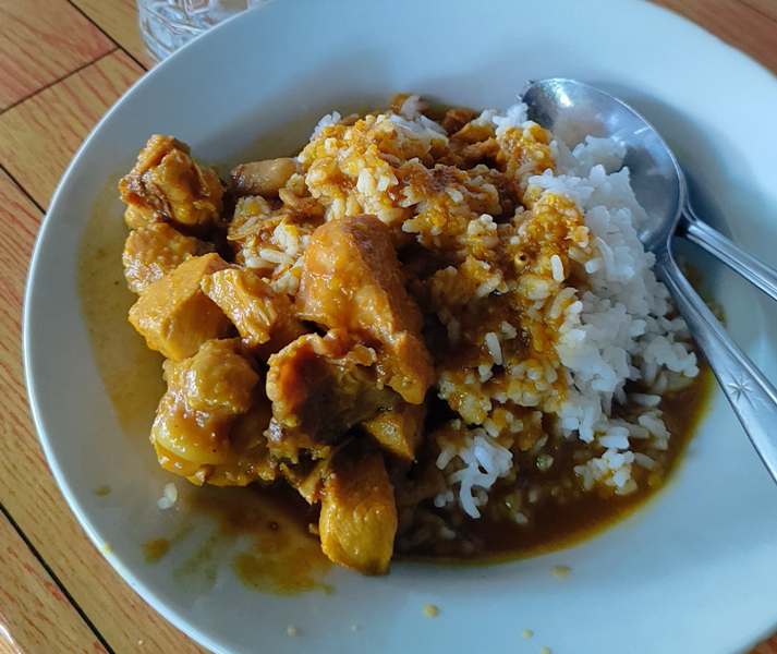 Rica-rica ayam pedas Bu Sartini favorit mahasiswa maupun alumni ISI dan UNS.
